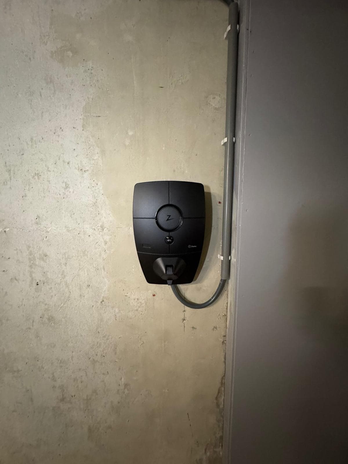 Installatie laadpaal parkeerplaats